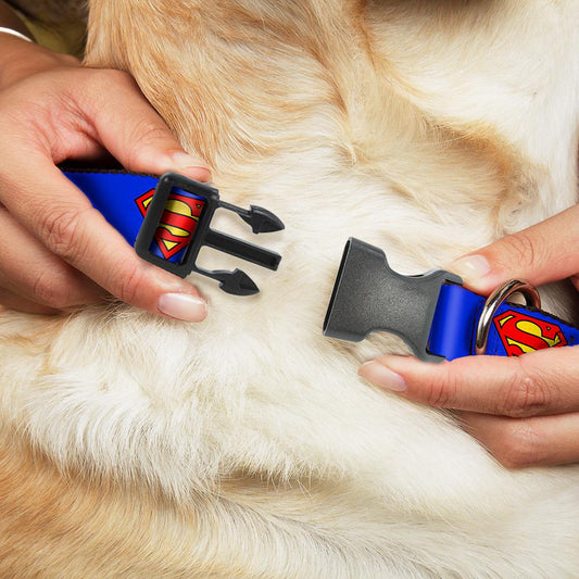 "Collar con clip de plástico - Escudo de Superman azul"